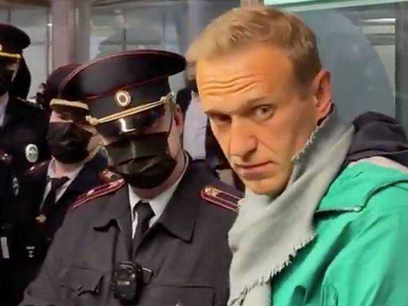 Навального держат в транзитной зоне аэропорта, вход туда запрещен - адвокат
