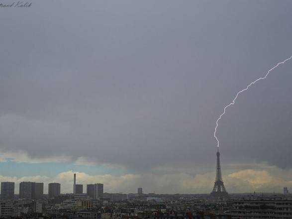 Фотограф заснял молнию, ударившую в Эйфелеву башню