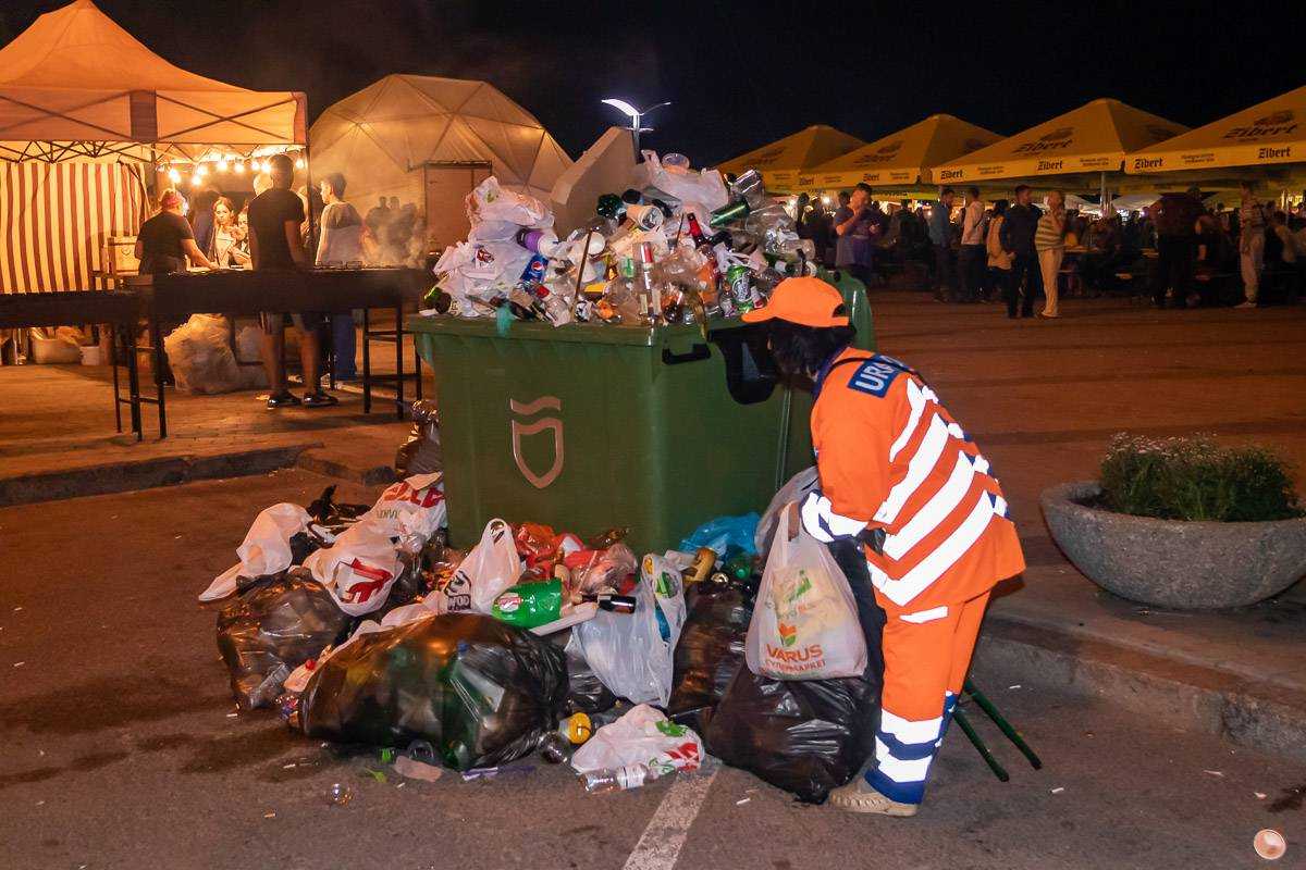 Пьяные люди и горы мусора: последствия празднования Дня города в Днепре
