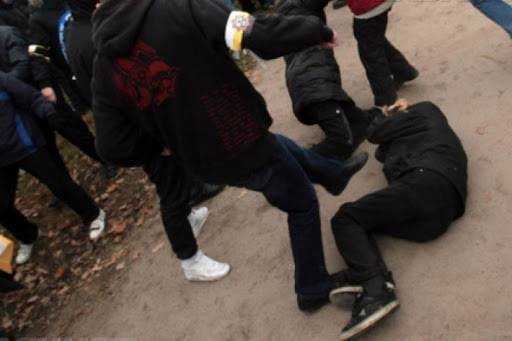 В херсонской школе одноклассники жестоко избили школьника на камеру: видео 18+