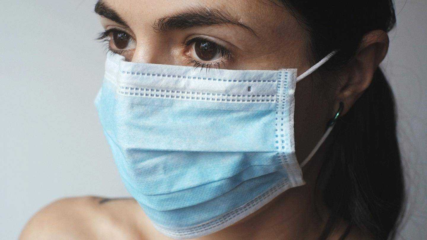 Сколько раз можно надевать одноразовую маску: ответ медиков