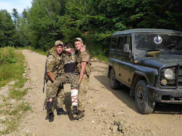 Застрял в колючей проволоке: на Буковине беглецу от пограничников вызывали "скорую"