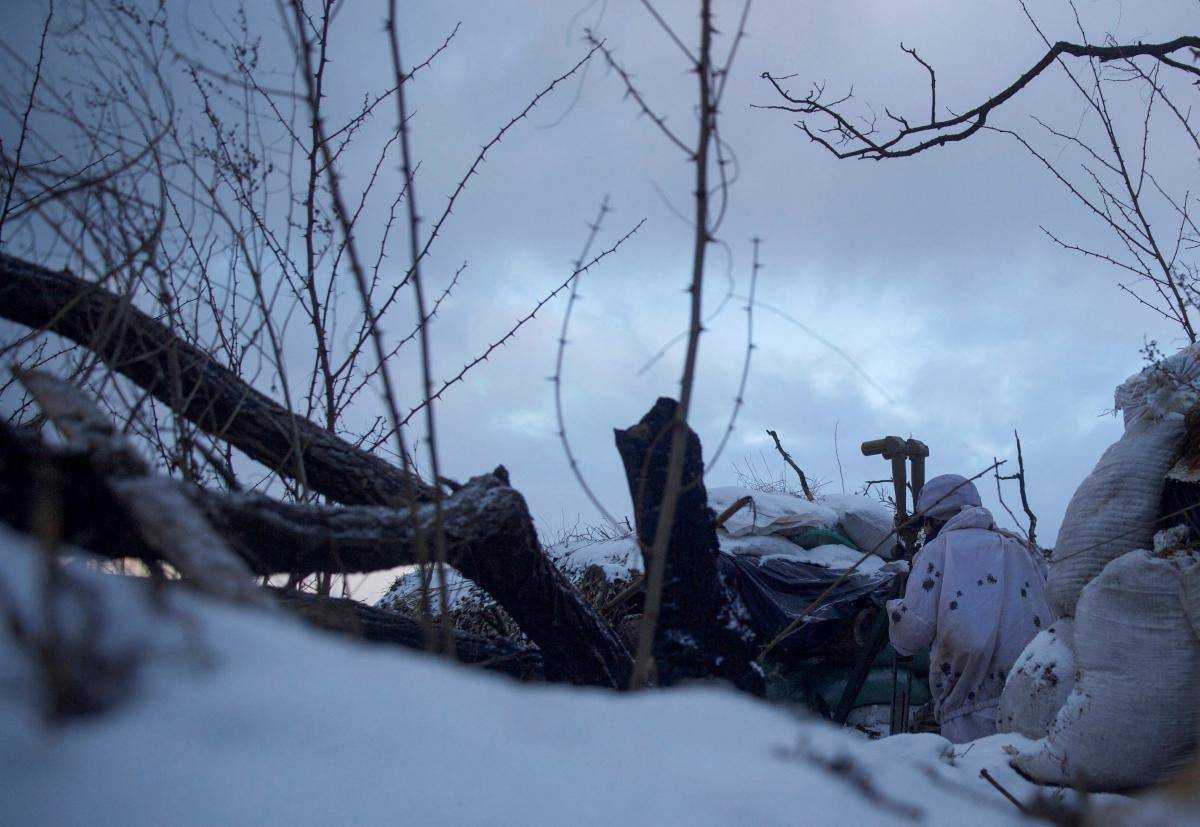 На Донбасі окупанти поранили двох українських військових: у якому вони стані