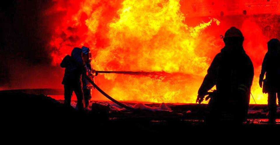 Удар по підприємству у Дніпрі: пожежу загасили, шукають зниклу людину