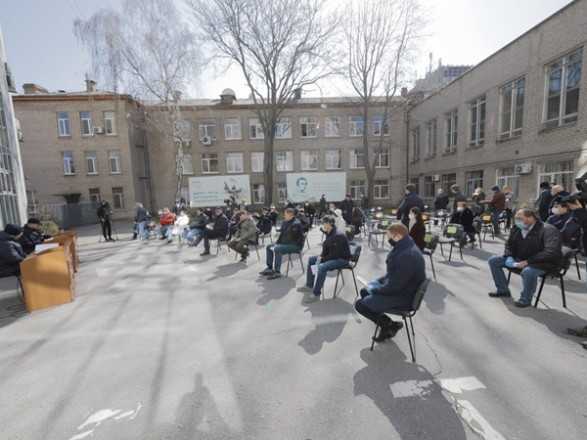 Пандемия короновируса: в Днепре депутаты городского совета провели заседание на улице