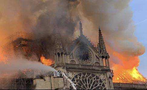 Трагедия в мировой культуре: в горящем Соборе Парижской Богоматери обрушилась крыша