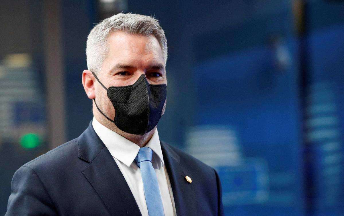 Тричі вакцинований канцлер Австрії заразився коронавірусом