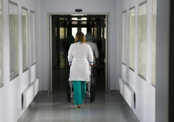 "Ковидный" коллапс в столичной больнице: медики без сна, а пациенты - в коридорах