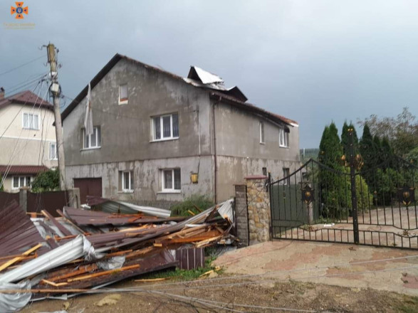 На Прикарпатье сильные дожди и ветер повредили крыши зданий