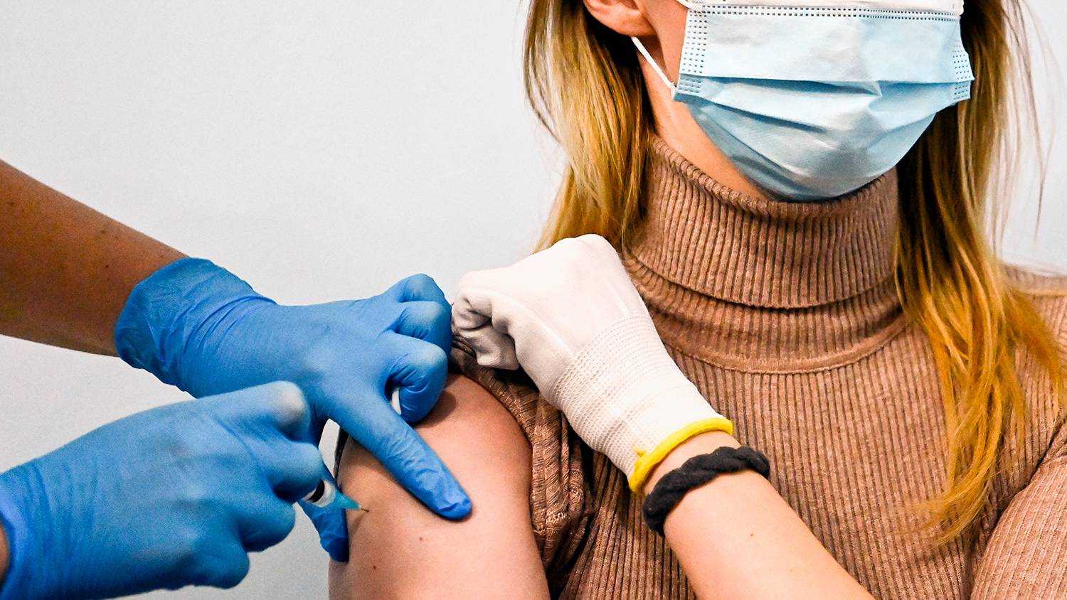 Озвучены 5 причин, почему стоит носить маску даже после вакцинации