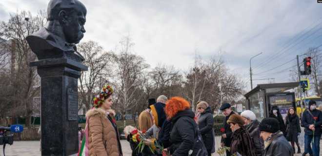 У Криму окупанти схопили двох людей, які покладали квіти до пам'ятника Шевченку