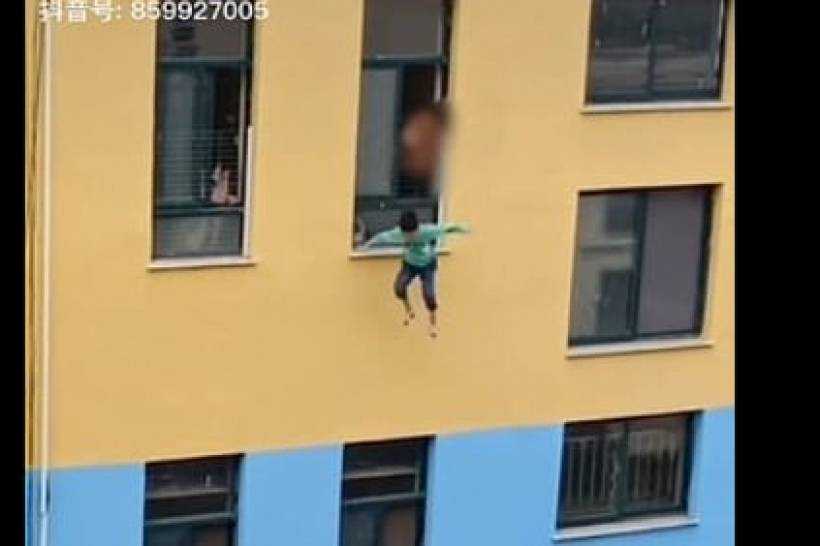 Охранник чудом спас ребенка, который выпрыгнул из окна