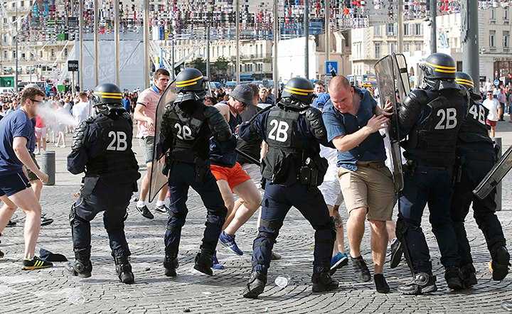 Во Франции в результате стычек футбольных фанатов задержали 250 человек