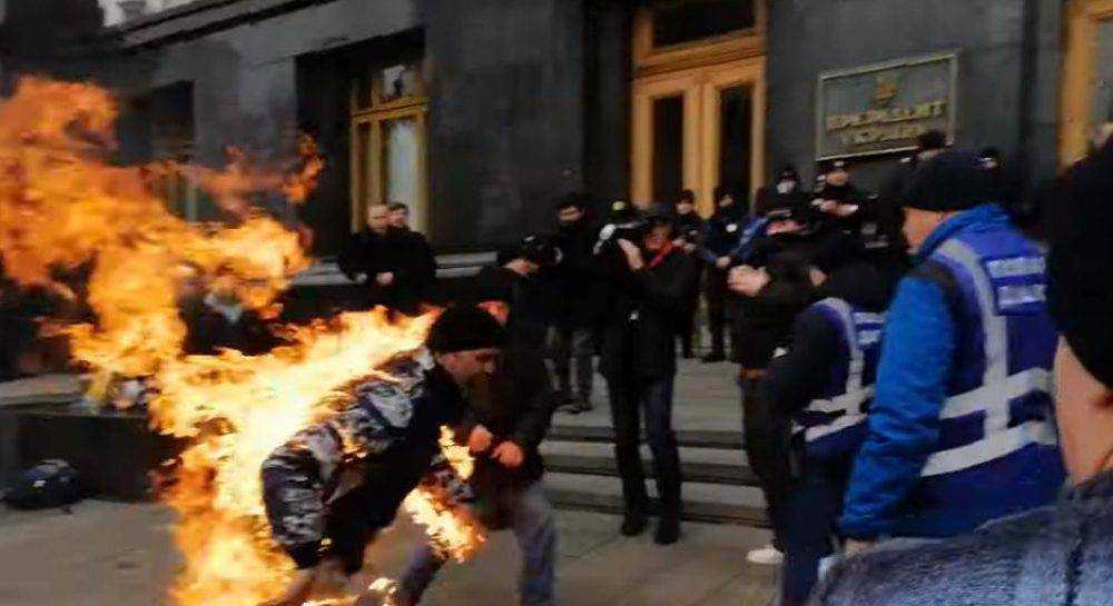 Во Офисом Президента мужчина пытался сжечь себя - полиция
