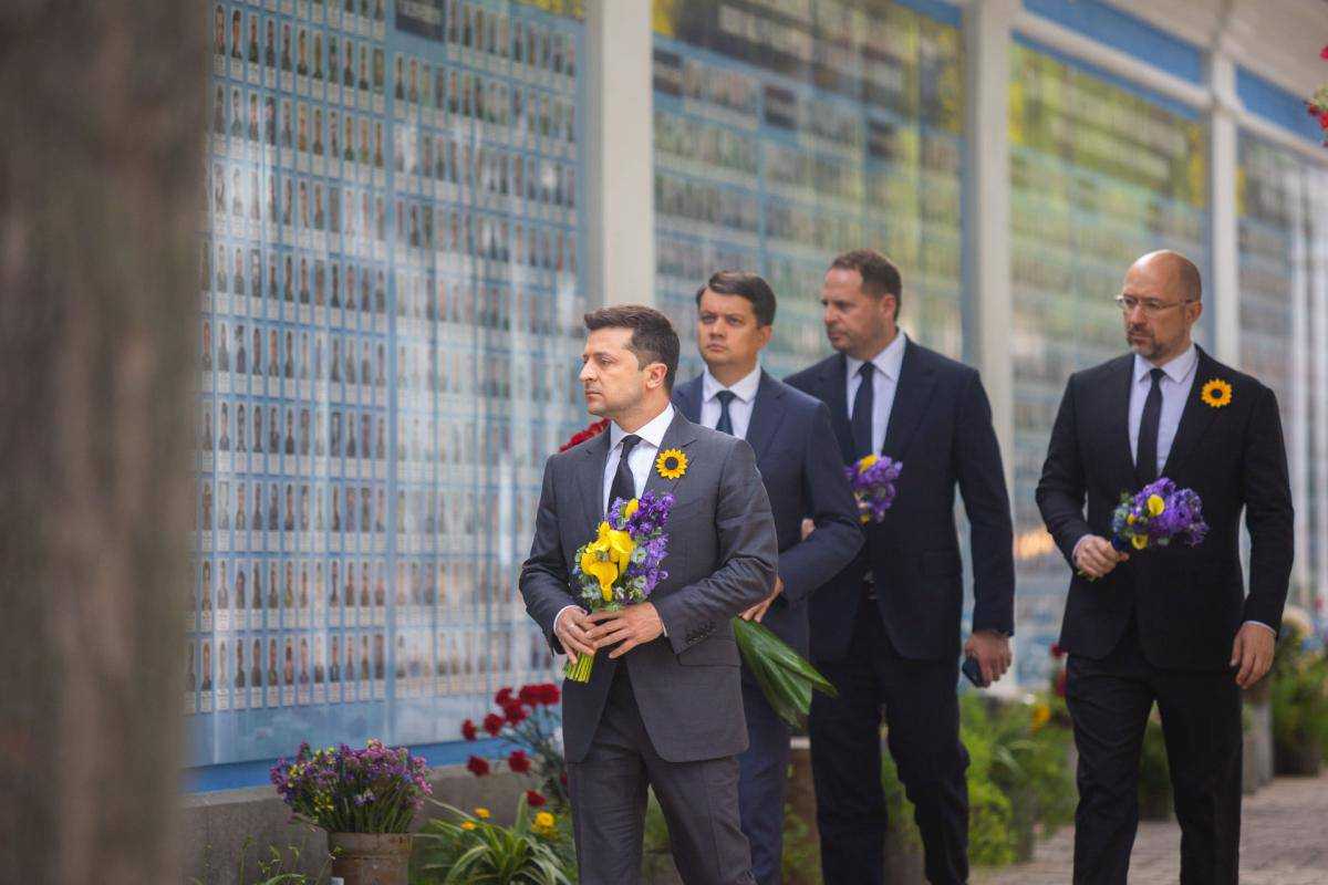 Річниця Іловайська: Зеленський вшанував пам'ять загиблих захисників України