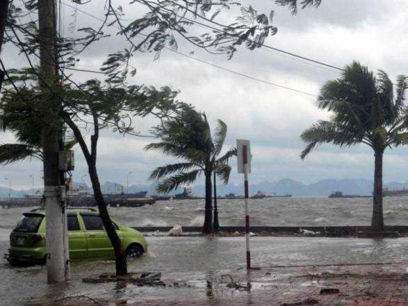 Жертвами тайфуна на Филиппинах стали 17 человек
