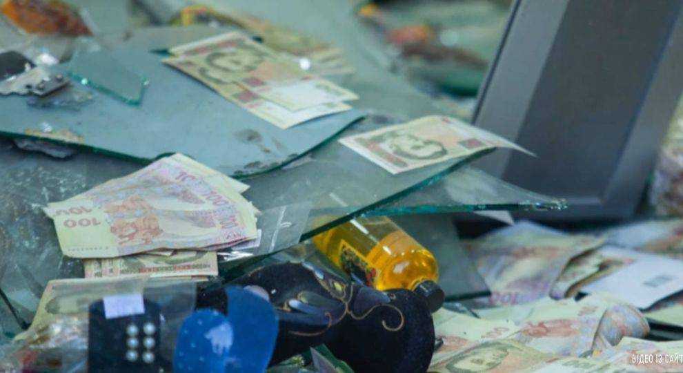 В Днепропетровской области взорвали банкомат и украли почти полмиллиона гривен