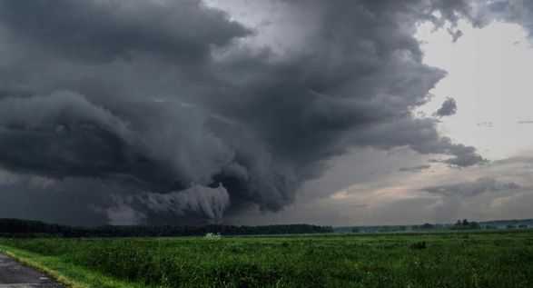 Зливи та грози: в Україні оголосили штормове попередження