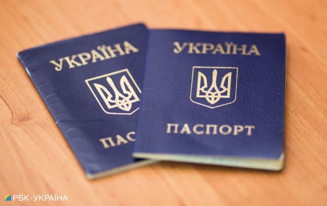 Вклеивание фото в паспорт-книжечку. В МВД напомнили об изменении сроков