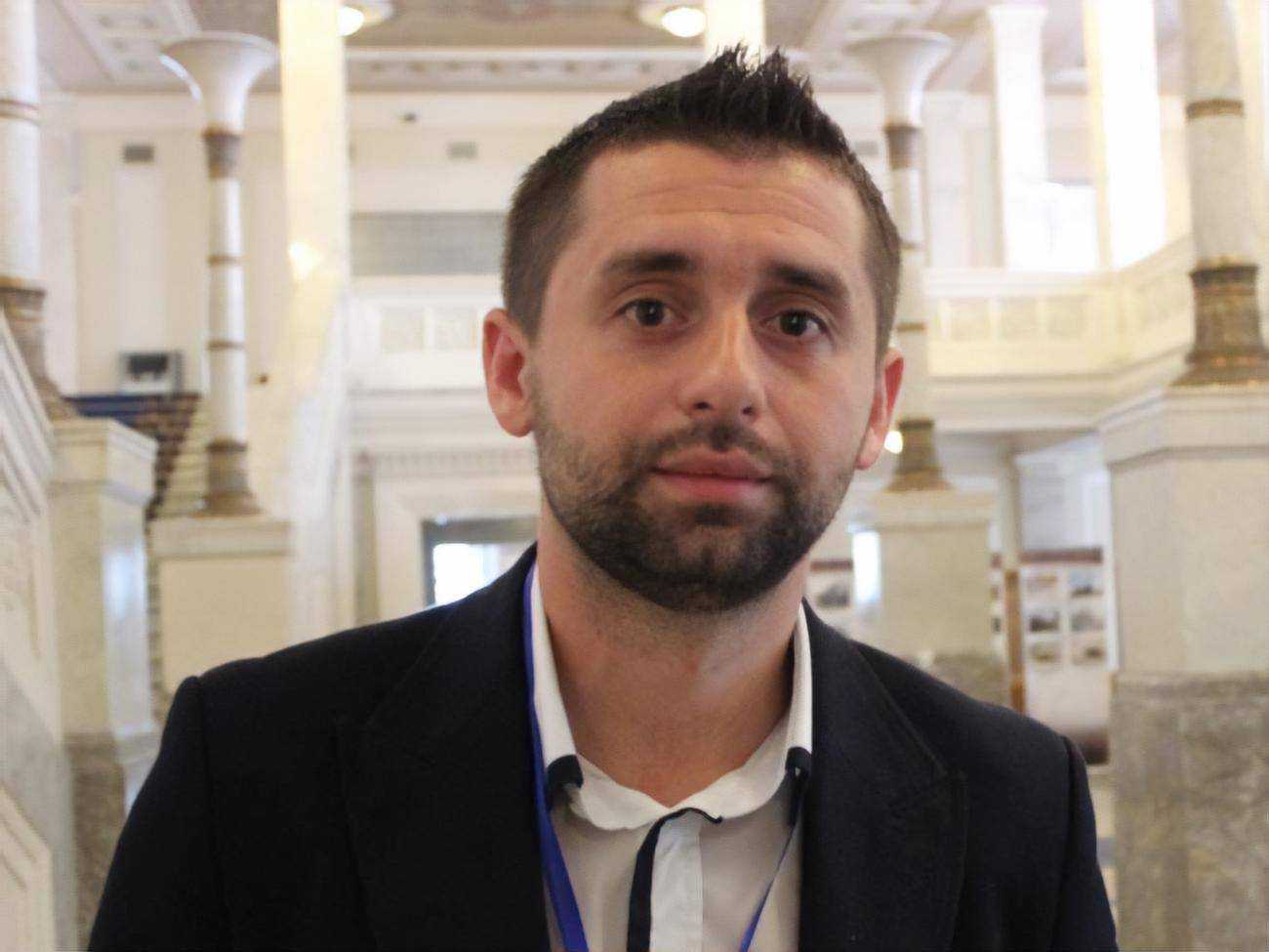 Кандидат из списка "Слуги народа" заявил, что "не уважает Коломойского"