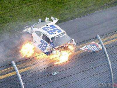 В результате аварии на гонке NASCAR пострадали три зрителя