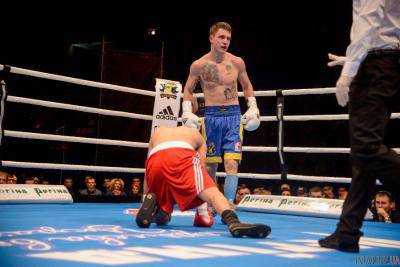 Украинский боксер П.Ищенко дебютировал с победы нокаутом над Н.Родригесом
