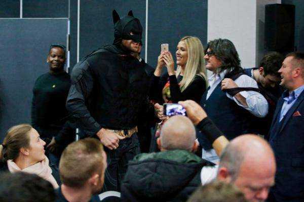 Т.Фьюри произвел грандиозный фурор явившись на пресс-конференцию с В.Кличко в костюме Бэтмена