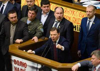 Ряд народных депутатов из фракции Радикальной партии снова заблокировал трибуну Верховной Рады