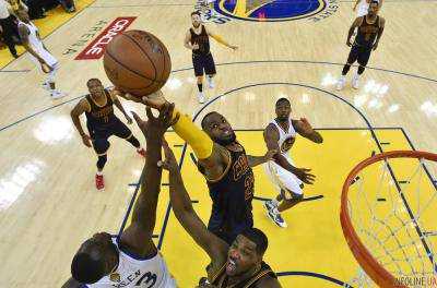 Баскетбольный клуб "Кливленд" сравнял счет в финале НБА против "Голден Стэйт"