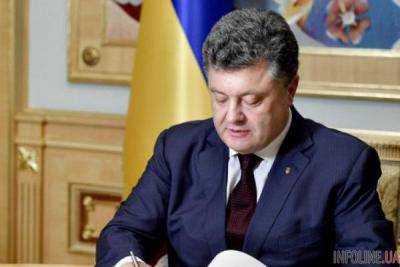 Президент Украины Петр Порошенко подписал законы для усиления соцзащиты семей бойцов АТО
