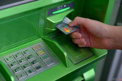 С банкоматов ПриватБанка вчера граждане сняли 2 млрд грн - НБУ