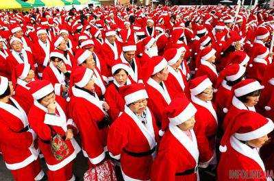 В Сеуле тысячи Санта-Клаусов призвали арестовать президента
