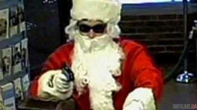 В США мужчина в маске Санта-Клауса ограбил банк.Видео