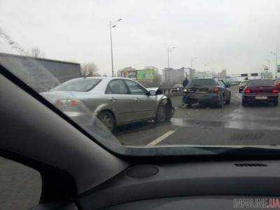 В Киеве сразу пять автомобилей попали в ДТП
