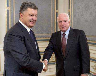 Дж.Маккейн прибыл в Администрацию Президента  для встречи с П.Порошенко
