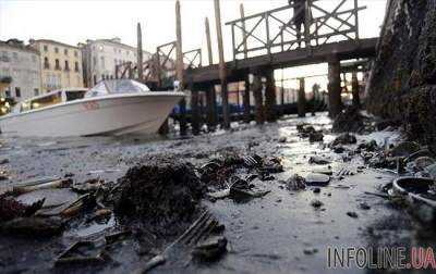 Мощный отлив превратил итальянскую Венецию из судоходной и пешеходную