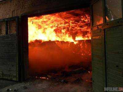 Крупный пожар произошел в мебельном цехе в Чернигове