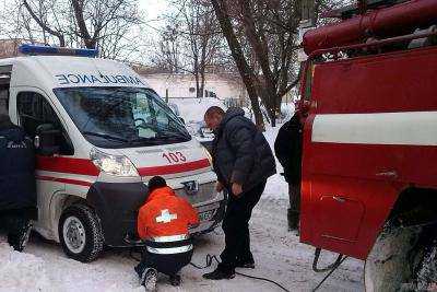 В Черниговской области  спасатели освободили из снежного заноса автомобиль скорой помощи