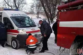 В Днепропетровской области спасатели вытащили "скорую" из снежного заноса