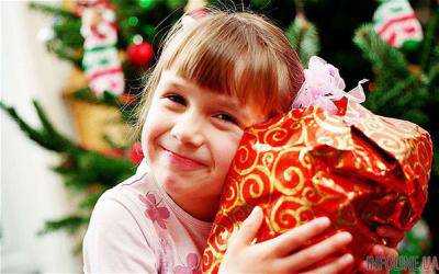 В России сиротам вручили новогодние подарки с червями.Видео