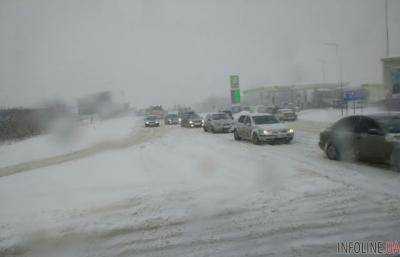 Из-за снегопадов движение транспорта ограничили в трех областях
