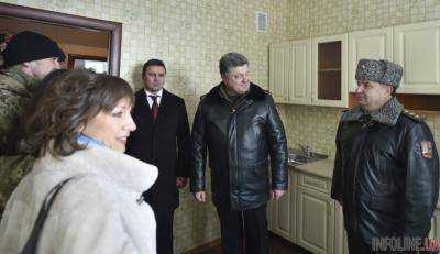 Президент Украины П.Порошенко вручил ордера от квартир участникам АТО в Николаеве