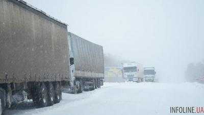 Из-за погоды на дорогах государственного значения в западных областях ограничили движение грузовиков