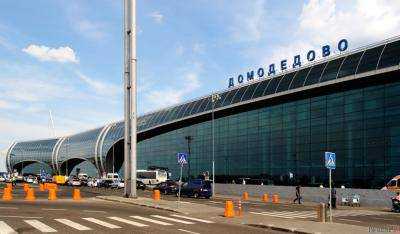 В аэропорту «Домодедово» столкнулись самолет и погрузчик