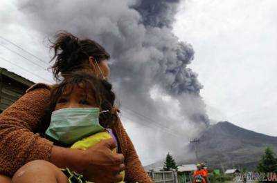 На западе Индонезии проснулся вулкан Синабунг. Видео
