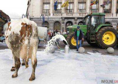 В Брюсселе тонну сухого молока фермеры высыпали на здание Евросовета