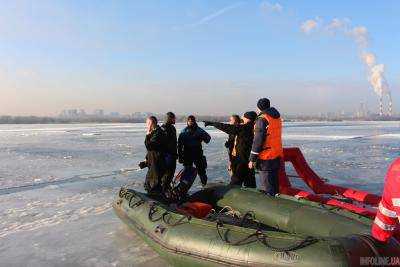 В Киеве на реке Днепр более 20 рыбаков оказались на оторванной льдине