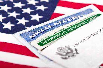 В американском министерстве внутренней безопасности подтвердили, что запрет на въезд касается владельцев "грин-карт" из семи стран
