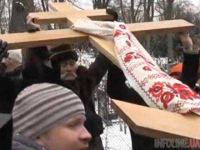 На Лукьяновском кладбище в Киеве перезахоронили тела А.Олеся и его жены