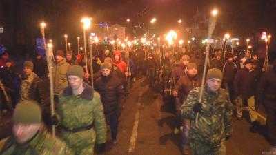 У мемориала Героев Крут в Киеве почтили около 500 активистов